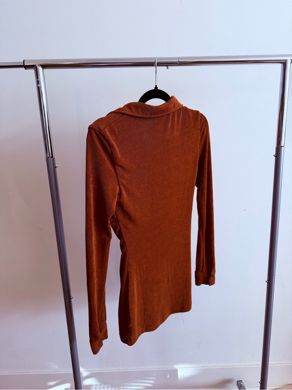 With Jean Rust Brown Ruched Button-Front Long Sleeve Top - Picture 2 of 3